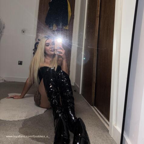 Blonde Goddess O xo avatar