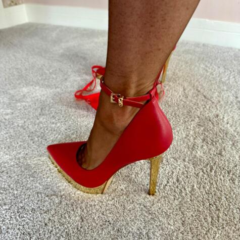 Hotwifeinstockings avatar