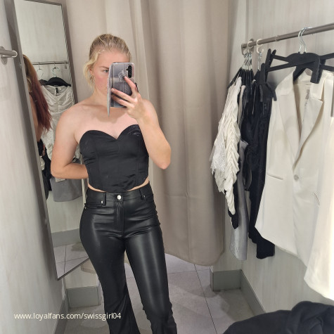 Gibs mir doggy - Swissgirl04 Official Photos | www.Loyalfans.com