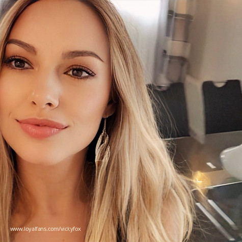 VickyFox avatar