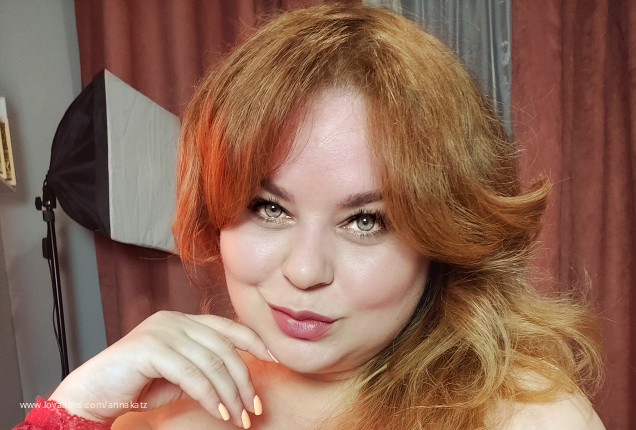 Come and slide between my big, bouncing boobs... - Anna Katz Official