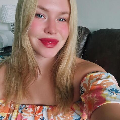 Cassie Curves avatar