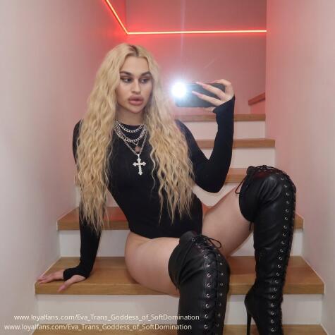 Bimbo Trans Goddess of Soft Domination avatar