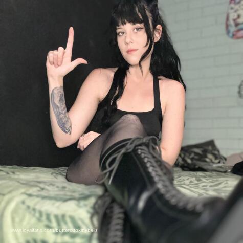 Miss Buttercup Bites FinDom avatar