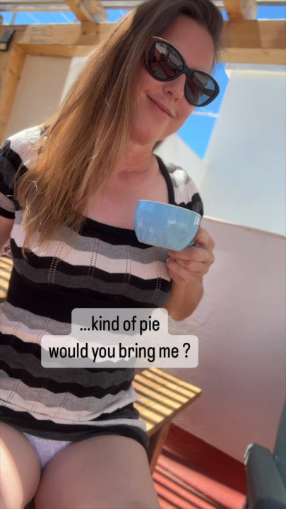 That older Mom in her late 40s living next door - EmilyAmateur Official